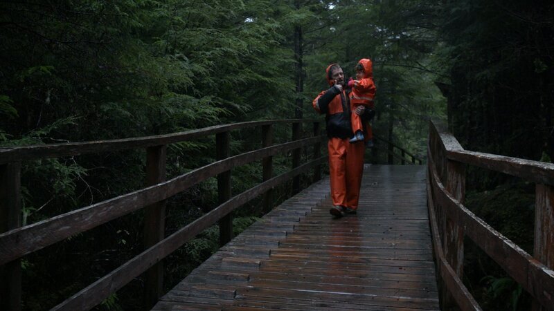 Matt Carlson and his daughter Shipley take a walk on the boardwalk in Port Protection. – Bild: National Geographic /​ Blair Madigan