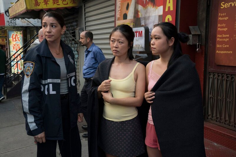 Pictured: (l-r) Jamie Gray Hyder as Officer Katriona „Kat“ Azar Tamin, Christine Chang as Lily Song – Bild: NBC /​ Universal