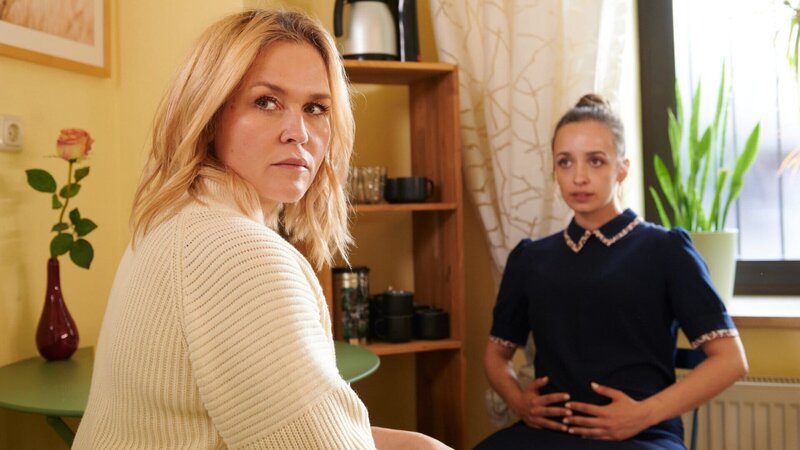 In einem Gespräch unter vier Augen versucht Lena Lorenz (Judith Hoersch, l.) Flora Bergmann (Nellie Thalbach, r.) klarzumachen, dass sie kurz davor steht, in eine Katastrophe hinein zu geraten. – Bild: ZDF