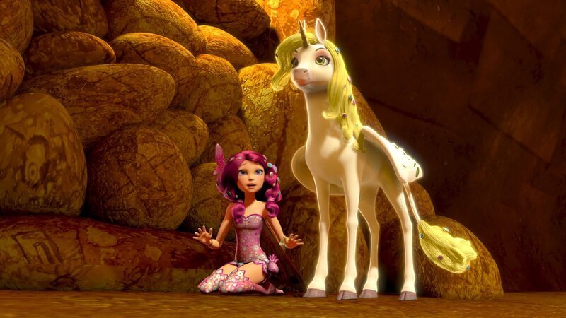 Der Ausgang ist versperrt; Mia (links) und Onchao (rechts) sind gefangen. – Bild: ZDF und (C) 2012 Lucky Punch | Rainbow | March Entertainment/​(C) 2012 Lucky Punch | Rainbow |