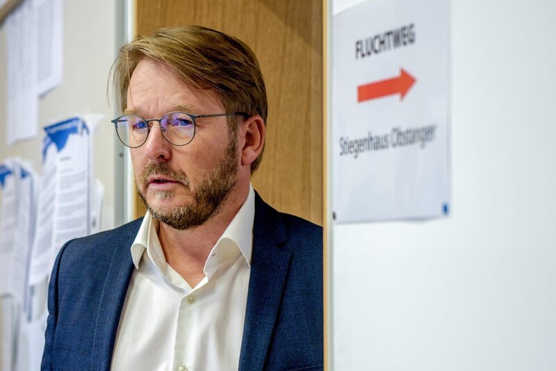 Die verhasste Mathematiklehrerin Simone Gerlich wird in ihrer Wohnung erstochen aufgefunden. Der Verdacht liegt nahe, dass jemand aus dem Lehrerkollegium für ihren Tod verantwortlich ist. Auch Direktor Reinhard Vogt (Serge Falck) gerät in Verdacht. – Bild: ORF/​Gebhardt Productions/​Stefanie Leo