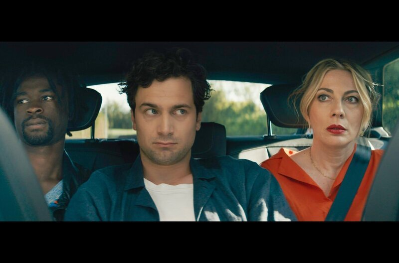 George (Léo Daudin), Chris (Samuel Schneider) und Sophia (Smaragda Karydi, v.l.) verbindet wenig mehr als die Rückbank ihres Carsharingautos. – Bild: Pallasfilm 2023/​Patrick Orth