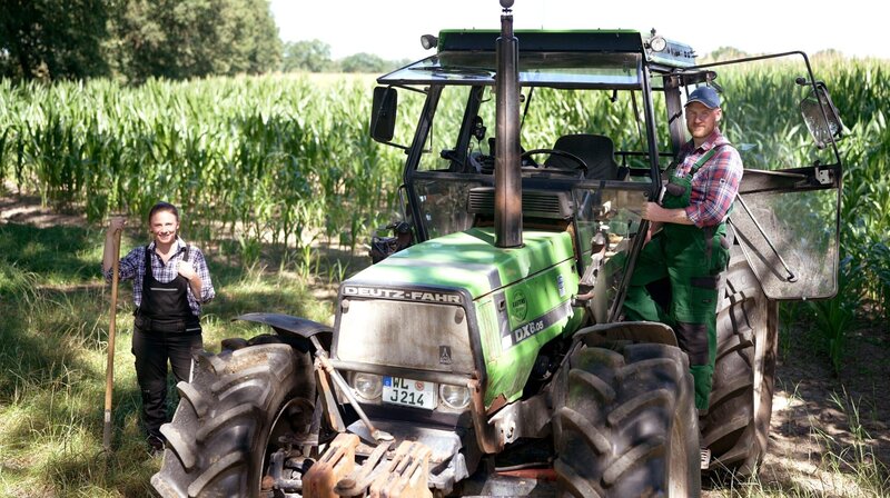 Jennifer und Sven Ole Johansson setzen jetzt auf Ackerbau, nachdem sie ihre Milchviehhaltung aufgeben mussten. – Bild: NDR/​Reinhard Bettauer