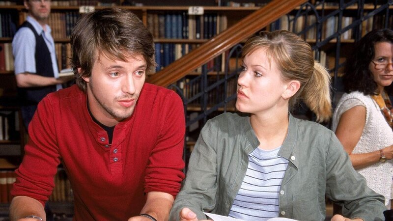 Bei einem gemeinsamen Bibliotheksbesuch stellt Oliver (Arne Lenke) mit großem Vergnügen die ganze Bücherei auf den Kopf und erwartet seinerseits von Alex (Wolke Hegenbarth), dass sie etwas tut, um mehr Spaß in ihr Leben zu bringen. – Bild: RTL /​ Guido Engels