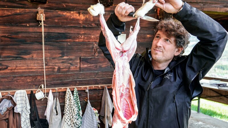 Donat Hofer häutet einen Hasen in der Naturschule Woniya. – Bild: SRF