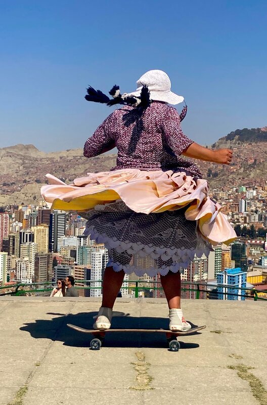 Leslie Quisbert ist das jüngste Mitglied der bolivianischen Frauen-Skate-Gruppe „Warmis sobre Ruedas“. – Bild: Medienkontor/​Carmen Butta