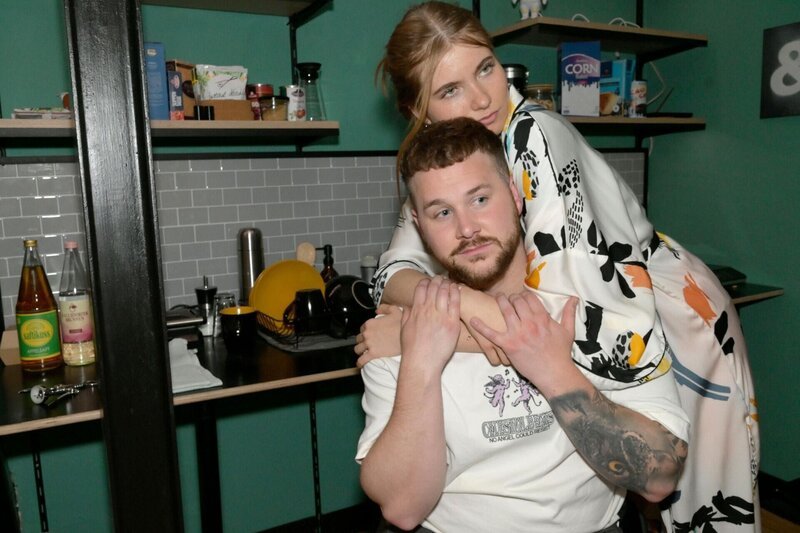 Angesichts der nächsten Probleme ist Jonas (Felix van Deventer) froh, Johanna (Charlott Reschke) an seiner Seite zu haben. – Bild: RTL /​ Rolf Baumgartner