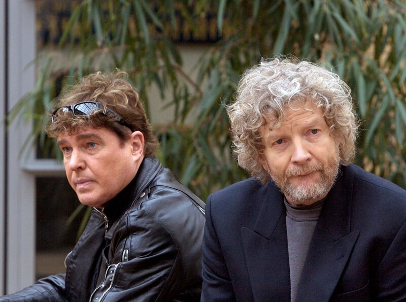 Rocky (Frank Schöbel, links) und Johnny (Christian Steyer) sind schwer enttäuscht von Mannie. Mit dem Verschweigen seiner Bandscheibenbeschwerden bringt er die Tournee in Gefahr. Die beiden wenden sich von Mannie ab und wollen nach einem neuen Bassisten suchen. – Bild: MDR/​Krajewsky