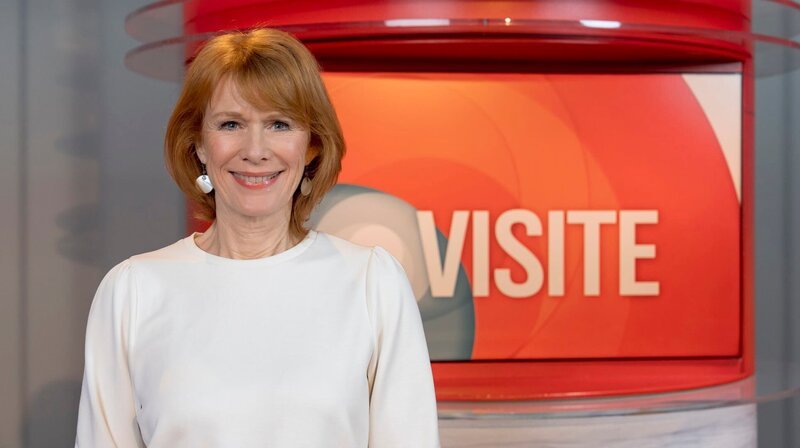Moderatorin Vera Cordes informiert zu Themen aus den Bereichen Medizin, Gesundheit, Ernährung und Forschung. – Bild: SWR/​NDR/​Janis Röhlig