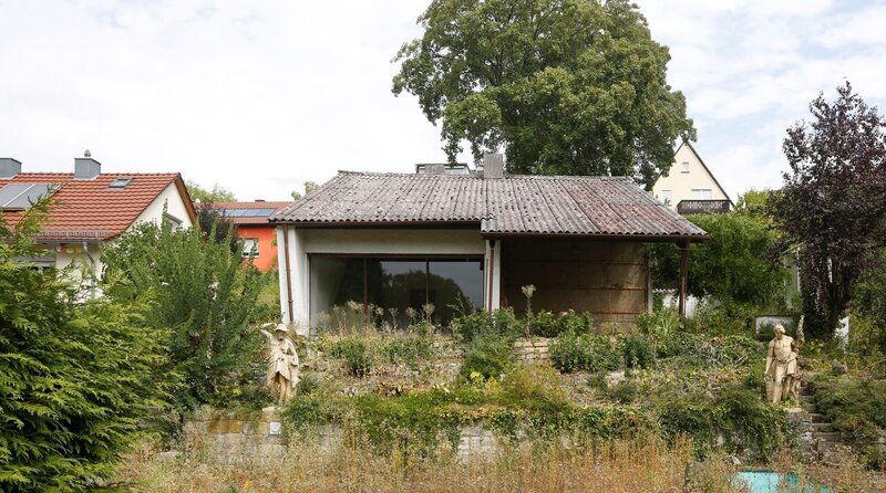 Die Straßenfassade des leerstehenden Hauses. – Bild: NDR