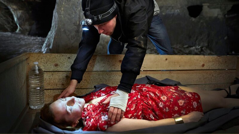 Ryan (Ludwig Trepte) sperrt sein betäubtes Entführungsopfer Vanessa (Katharina Schu?ttler) in einer Kiste in einem Fuchsbau ein. – Bild: 3sat