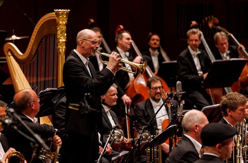 Das hr-Sinfonieorchester mit Martin Auer, dem Solo-Trompeter der hr-Bigband. – Bild: HR/​Sascha Rheker