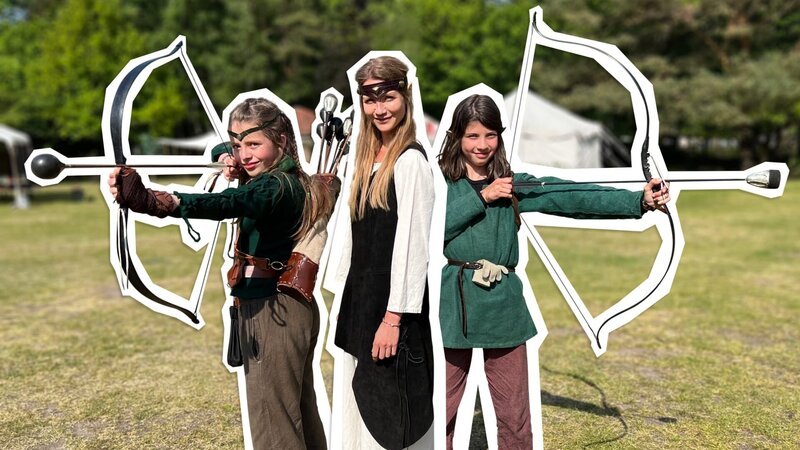 Jana taucht in ein Live-Rollenspiel, auch LARP genannt, ein. Die Waldläuferinnen Aloy und Elariel stehen ihr zur Seite. – Bild: WDR/tvision Jana taucht in ein Live-Rollenspiel, auch LARP genannt, ein. Die Waldläuferinnen Aloy und Elariel stehen ihr zur Seite. – Bild: WDR/tvision