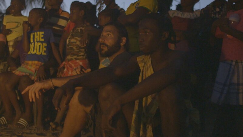 Hazen watching a traditional fire dance with the tribe. – Bild: Laurence Hamilton-Baillie /​ National Geographic