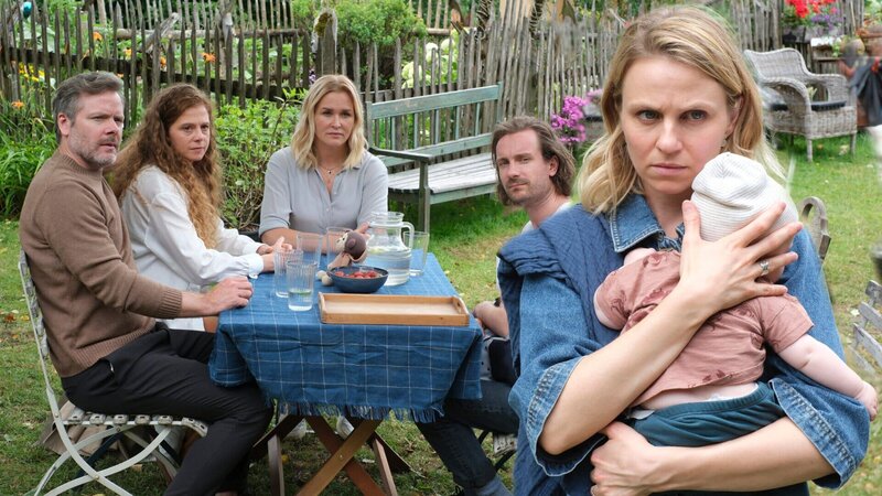 Annika Vollmer (Teresa Rizos, r.) möchte den kleinen Juri unter allen Umständen behalten. Lena Lorenz (Judith Hoersch, M.) versucht, zwischen den Ehepaaren zu vermitteln. Weitere: Gregor Völler (Nicholas Reinke, l.), Mareike Völler (Anja Antonowicz, 2.v.l.) und Raffael Vollmer (Max Rothbart, 2.v.r.). – Bild: ZDF