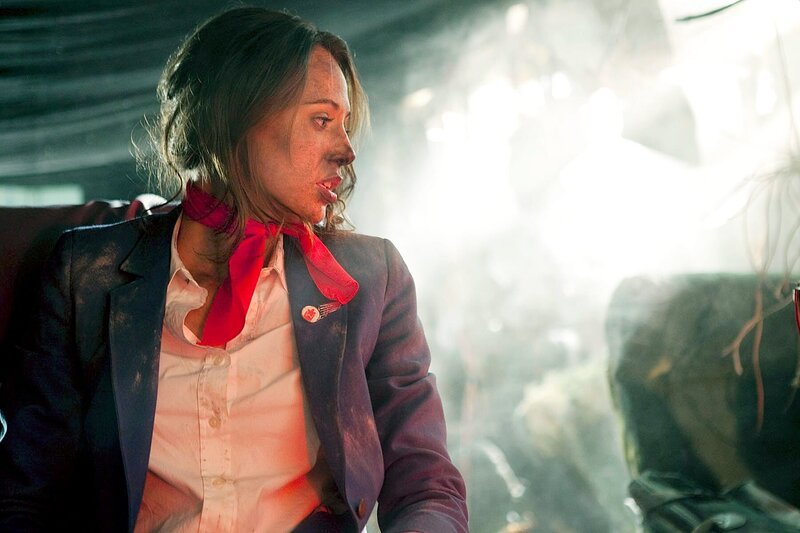 TORONTO, ONTARIO, CANADA: Sonia Hartwick, played by Shauna Bradley, wakes up after the devastating crash. – Bild: Cineflix