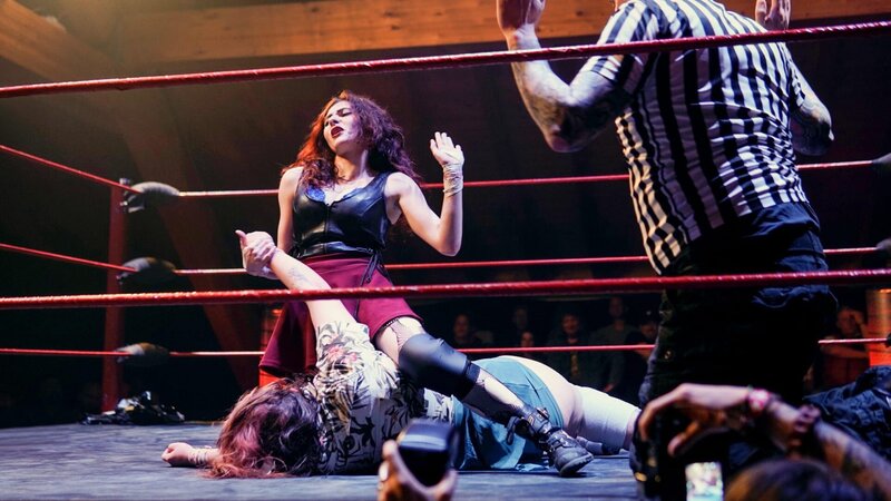 «WarChild Saga» mit echtem Namen Sanja Baur gewinnt den Wrestlingkampf. – Bild: SRF
