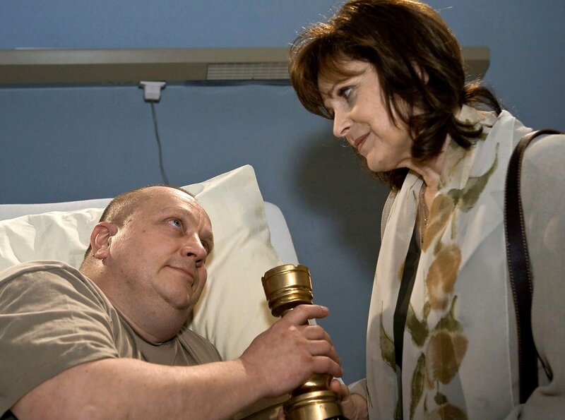 Linda Grönewald (Karin David) gesteht Oskar Meister (Udo Kroschwald) nach dem Tod ihres Mannes Ludwig das Schachspiel selbst weitergespielt zu haben. Durch ihre Ehrlichkeit vor dem Fernschachverband ist Linda disqualifiziert worden und so ist Oskar der offizielle Gewinner des Turniers. – Bild: MDR/​MDR/​Krajewsky