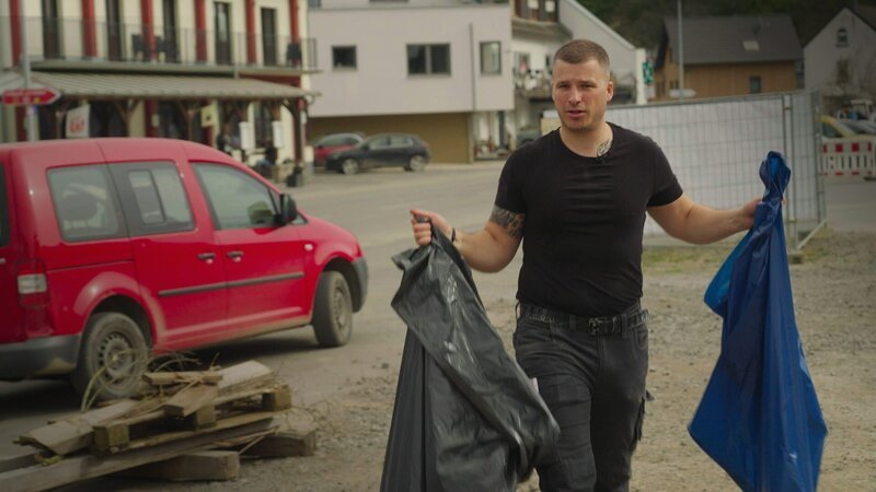 Bürgermeister David Fuhrmann räumt am Dreckwegtag an der Ahr Müll weg. – Bild: ZDF