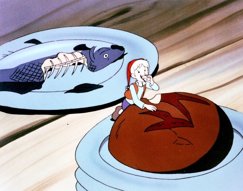 Endlich kann Nils sich mit guten Sachen den Bauch vollschlagen. Er hat den Weg in die Küche eines Hauses gefunden. – Bild: ORF/​Apollo Filmverleih