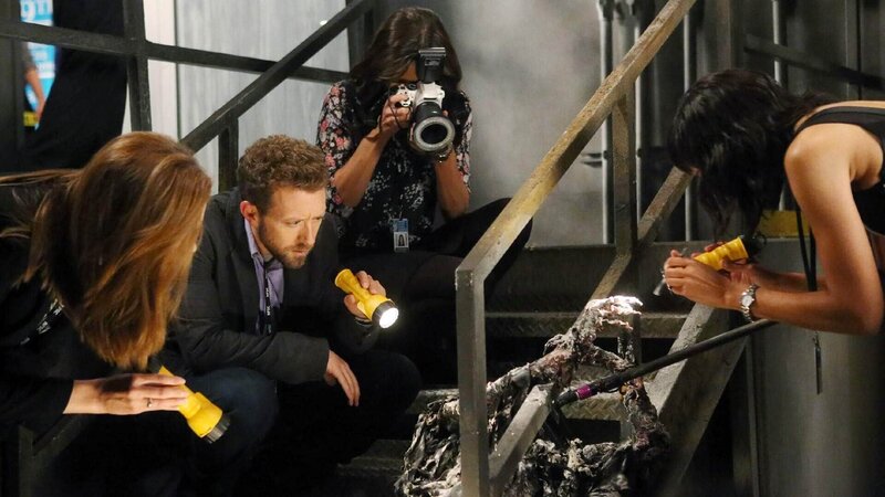 Als ausgerechnet auf einem forensischen Fachkongress (v.l.) eine Leiche verbrennt, sind Brennan (Emily Deschanel), Hodgins (TJ Thyne), Angela (Michaela Conlin) und Cam (Tamara Taylor) direkt zur Stelle und untersuchen das Opfer. – Bild: TVNOW /​ FOX