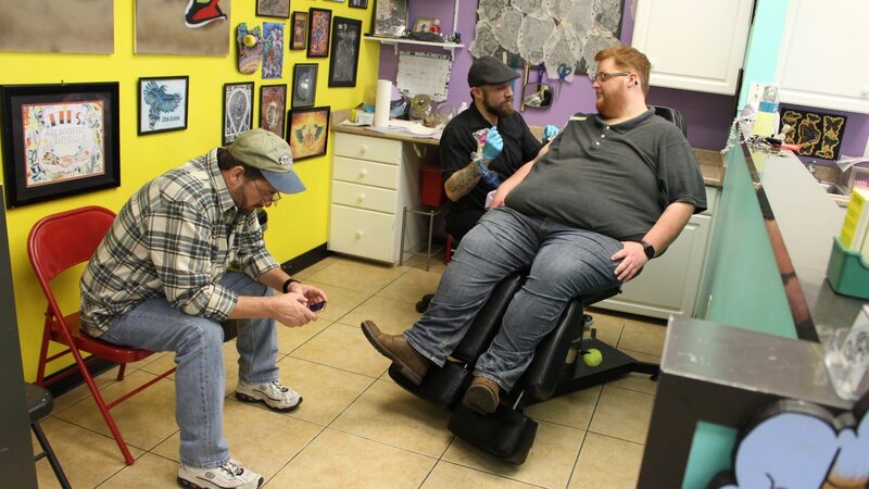 Justin gets tattoo – Bild: Discovery Communications, LLC