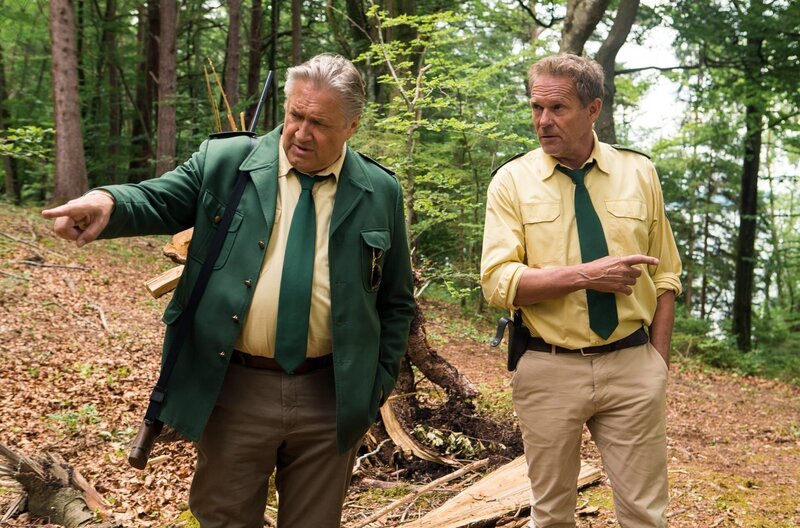 Hubert (Christian Tramitz, r.) und Girwidz (Michael Brandner, l.) inspizieren noch einmal den Tatort. – Bild: ARD/​TMG/​Kai Neunert