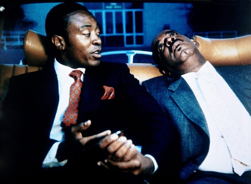 Der skrupellose Diplomat Rashidi (Roger Aaron Brown, l.) nimmt Billy (Mel Steward, r.) gefangen, weil dieser das Versteck der sogenannten Kalahari-Liste nicht verraten will … – Bild: Universal Pictures