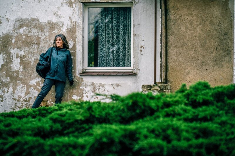 Freya Becker (Iris Berben). – Bild: ORF/​ZDF/​MOOVIE GmbH/​Alexander Fischerkoesen