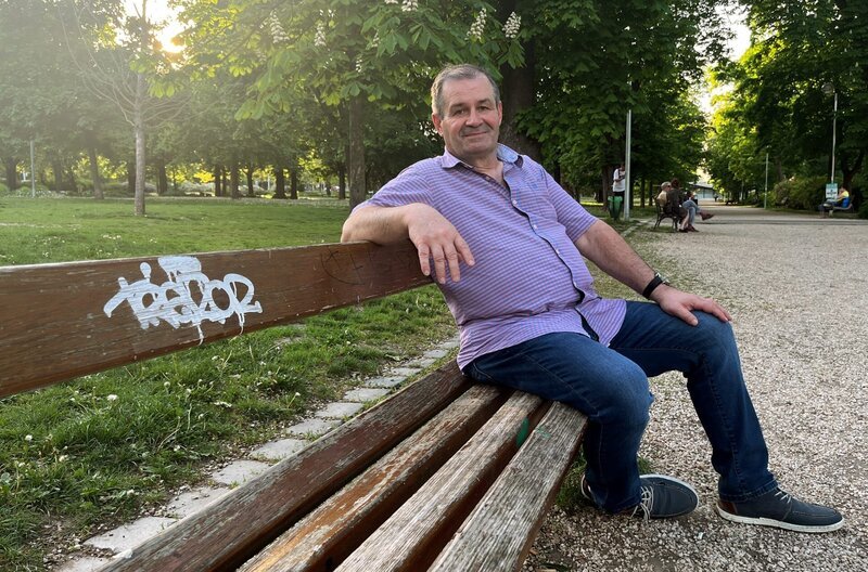 Klaus aus Baden-Württemberg hat sich für eine Komplettsanierung seiner Zähne in Ungarn entschieden. Nach langer Anreise ist er endlich in Budapest angekommen. – Bild: Tereza Bora