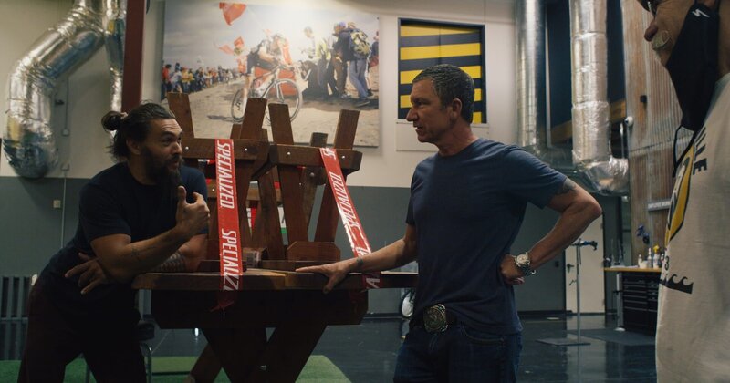 L-R: Jason and Robert Egger talk at Specialized – Bild: Warner Bros. Discovery, Inc. or its subsidiaries and affiliates