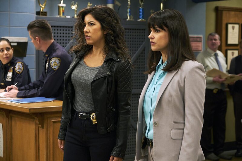 Rosa Diaz (Stephanie Beatriz, l.); Amy Santiago (Melissa Fumero, r.) – Bild: 2018 UNIVERSAL TELEVISON LLC. All rights reserved. /​ John P. Fleenor Lizenzbild frei
