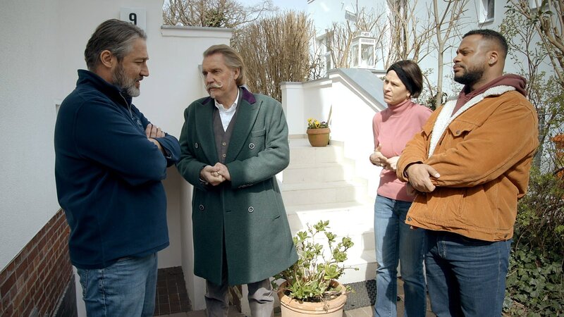 Ingo Lenßen (2.v.l.); Ben Handke (r.) – Bild: SAT.1