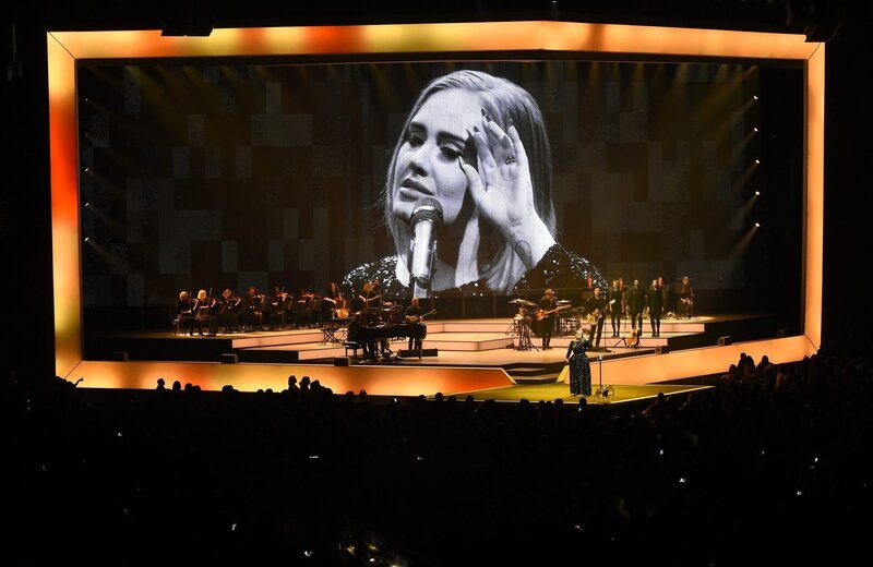 Im Zuge der Veröffentlichung ihres neuen Albums „30“ tritt Superstar Adele mit einem ganzen Orchester auf. – Bild: ORF/​ZDF Studios/​Entertain Me Production/​Ethan Miller/​Getty Images
