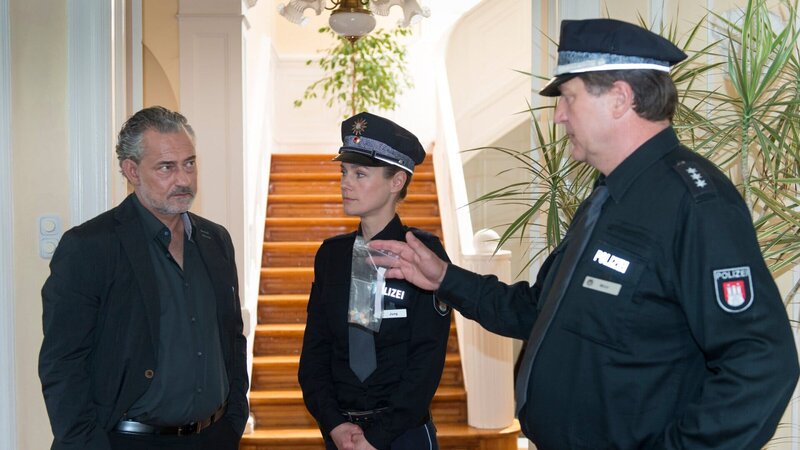 Franzi (Rhea Harder, M.) und Hans (Bruno F. Apitz, r.) suchen den Vater, Lars Paulsen (Rolf Kanies, l.), des verprügelten Jungen auf und konfrontieren ihn mit den Drogen. Paulsen wirft den Polizisten vor, nur von der Anzeige gegen ihren Kollegen Mattes ablenken zu wollen. – Bild: ZDF