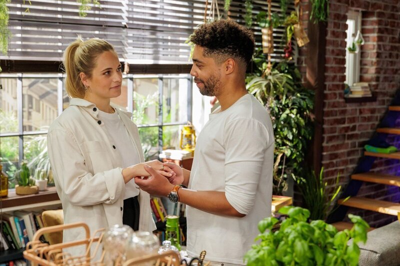 Theos (Julius Dombrink) spontanes Liebesgeständnis wird durch einen unerwarteten Besucher ausgebremst. Links Cecilia (Carina Koller) – Bild: RTL /​ Kai Schulz