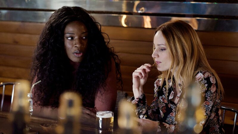 Die Arbeitskolleginnen geniessen gemeinsam den Feierabend: Ayisha Issa als June Curtis, Laurence Leboeuf als Magalie Leblanc – Bild: SRF/​2019 Sphere Media 2020 inc. /​ Yan_Turcotte