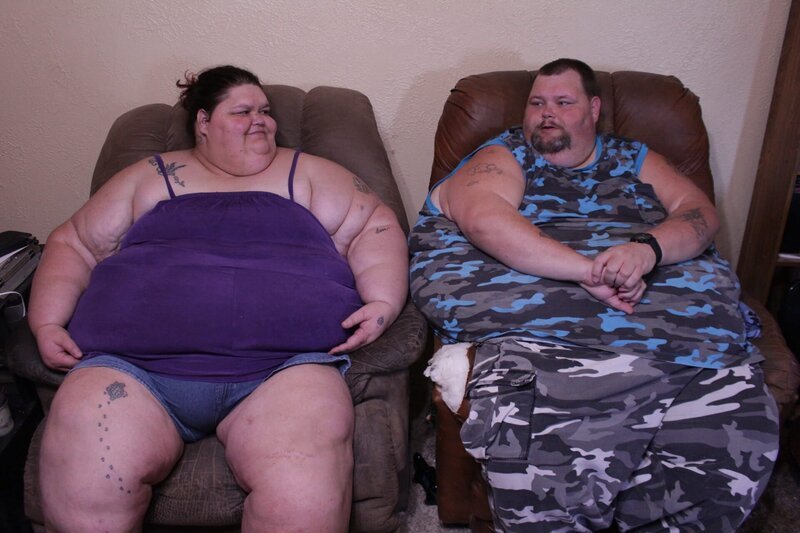 Robin and Chris sitting together in living room. – Bild: Discovery Communications