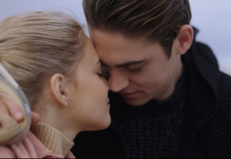 Tessa (Josephine Langford, l.); Hardin (Hero Fiennes Tiffin, r.) – Bild: Constantin Film Verleih GmbH Tessa (Josephine Langford, l.); Hardin (Hero Fiennes Tiffin, r.) – Bild: Constantin Film Verleih GmbH