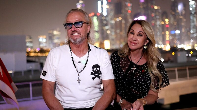 Die Indigo Star und eine Menge an Dekomaterial werden nach Dubai verschifft. Außerdem ist die Familien-Yacht vollgestopft mit Alkohol. Wird die Yacht durch den Zoll kommen? – Bild: RTLZWEI