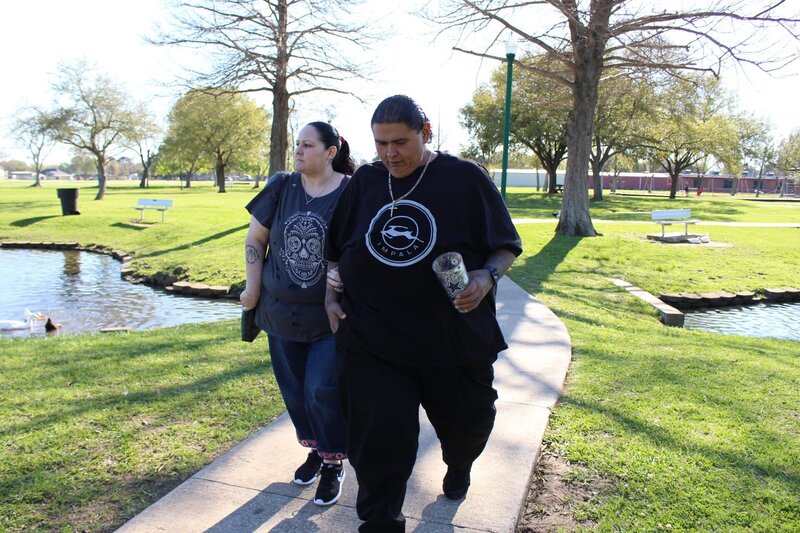 Roni and Michael walk. – Bild: Discovery Communications