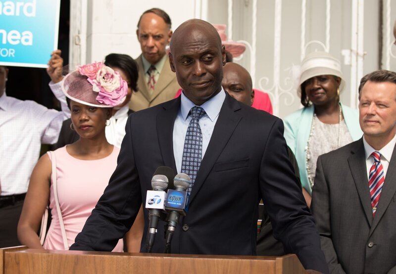 Bosch Staffel 2 Folge 3 Wahlkampfauftritt mit Hintergedanken: Lance Reddick (am Rednerpult) als Irvin Irving, Steven Culp (rechts) als Richard O’Shea – Bild: OPTN