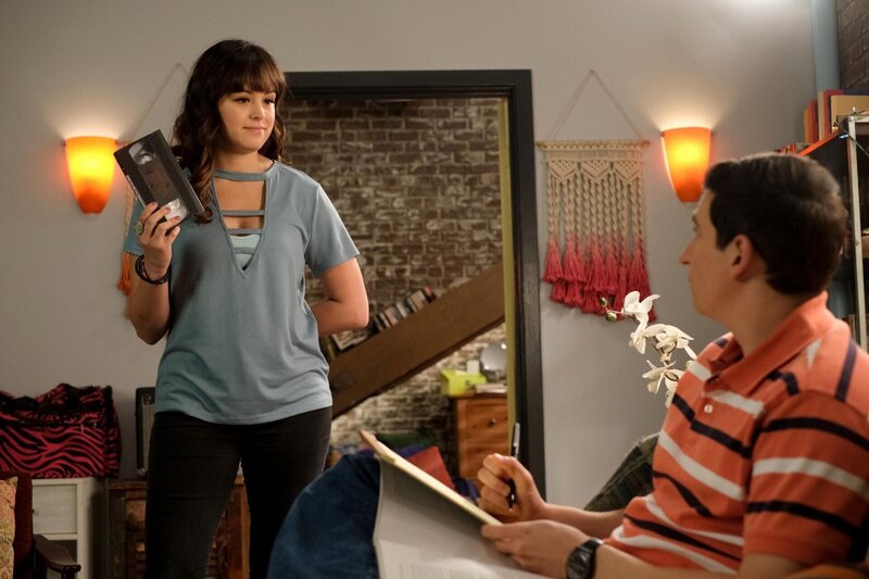 Erica Goldberg (Hayley Orrantia, l.); Geoff Schwartz (Sam Lerner, r.) – Bild: 2021 American Broadcasting Companies, Inc. All rights reserved. /​ Ron Batzdorff Lizenzbild frei