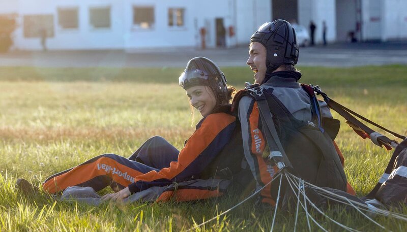 Kommissarin Nora Dalay (Aylin Tezel, l) sucht das Risiko: Mit Jules Lanke (Albrecht Schuch, r), einem Freund des Opfers und Tatverdächtigen wagt sie einen Fallschirmsprung. – Bild: WDR/​Thomas Kost