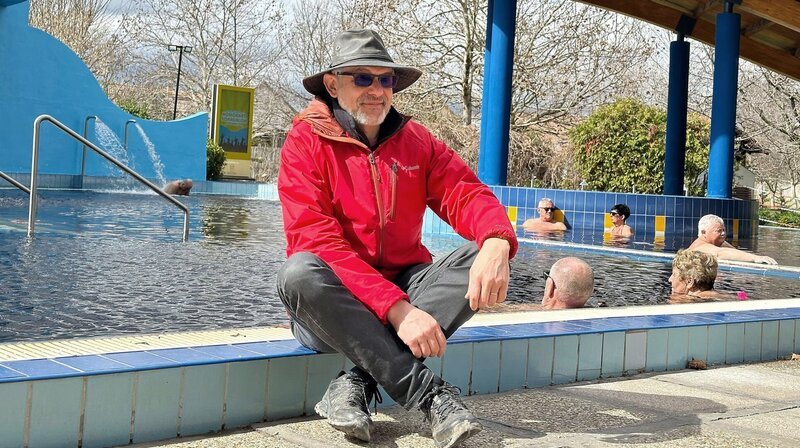 Dr. János Szanyi vor einem Becken im Bad von Mórahalom, im Süden Ungarns, nahe der Grenze zu Serbien. Der Hydrogeologe von der Universität Szeged hat aktiv dabei geholfen, das Thermalbad der Kleinstadt kontinuierlich weiterzuentwickeln. – Bild: MDR/​Paul Tutsek