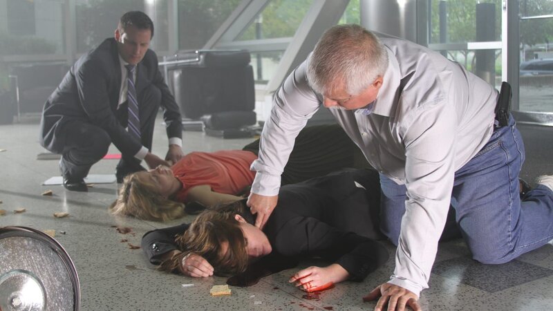 A detective feeling for a pulse. – Bild: TLC