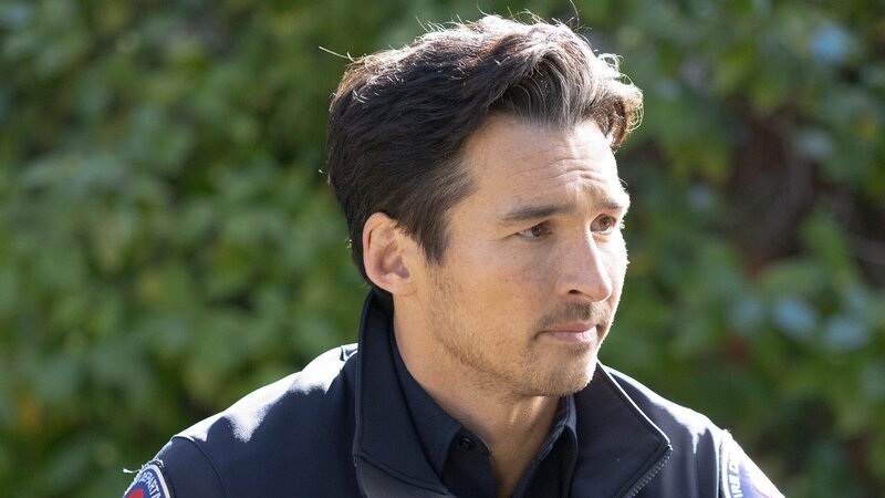 Mitfühlender Feuerwehrmann: Jay Hayden als Travis Montgomery – Bild: SRF/​ABC Studios