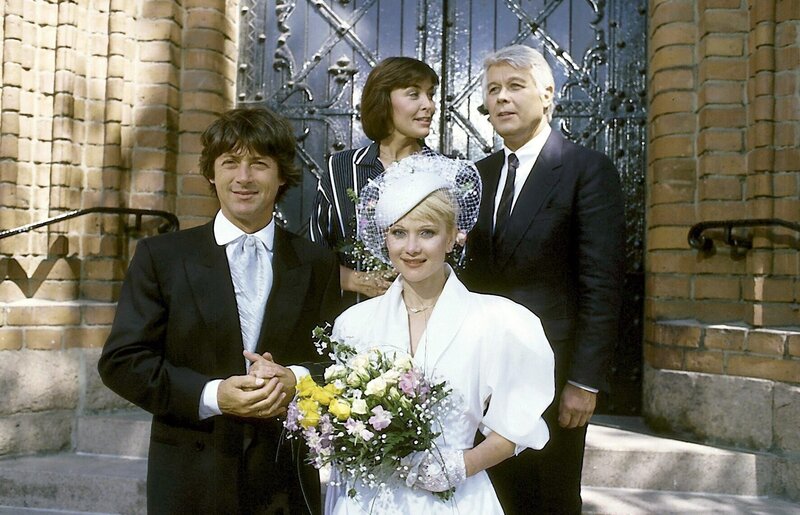 Martina und Wolfgang haben geheiratet, ebenso strahlend erinnern sich Angi und Werner an ihre eigene Hochzeit. (V.li.n.re.: Herbert Herrmann, Thekla Carola Wied, Ute Christensen, Peter Weck). – Bild: ORF/​ZDF/​Barbara Oloffs