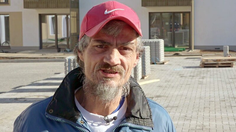 Familienvater Dieter ist nun schon seit über drei Jahren auf Jobsuche. Die Misserfolge in der Vergangenheit haben dem 54-Jährigen zugesetzt. Er möchte endlich wieder arbeiten, doch die vielen Absagen haben ihn verunsichert. – Bild: RTL Zwei