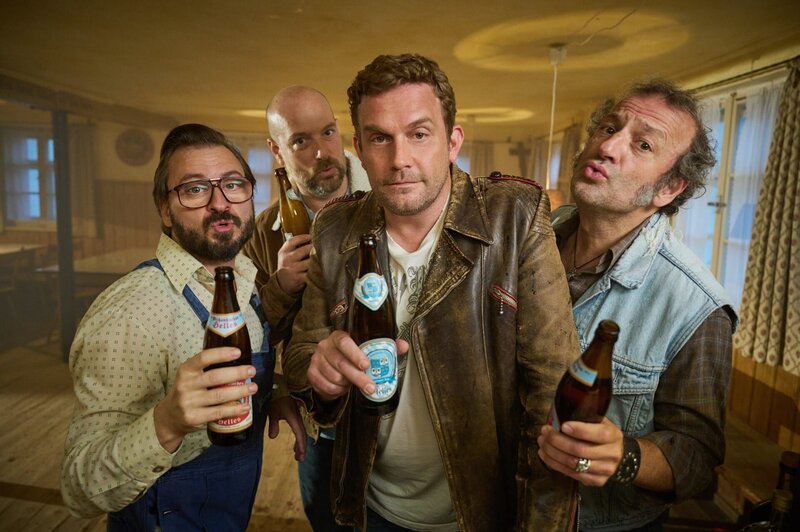 v.li.: Flötzinger (Daniel Christensen), Metzger Simmerl (Stephan Zinner), Franz Eberhofer (Sebastian Bezzel), Wirt Wolfinger (Max Schmidt). – Bild: ORF/​Constantin Film/​Bernd Schuller